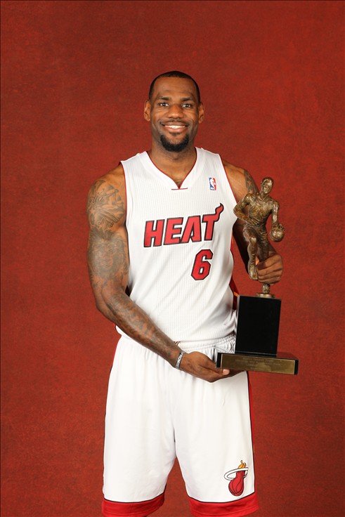 张玉宁背身 张玉宁背身